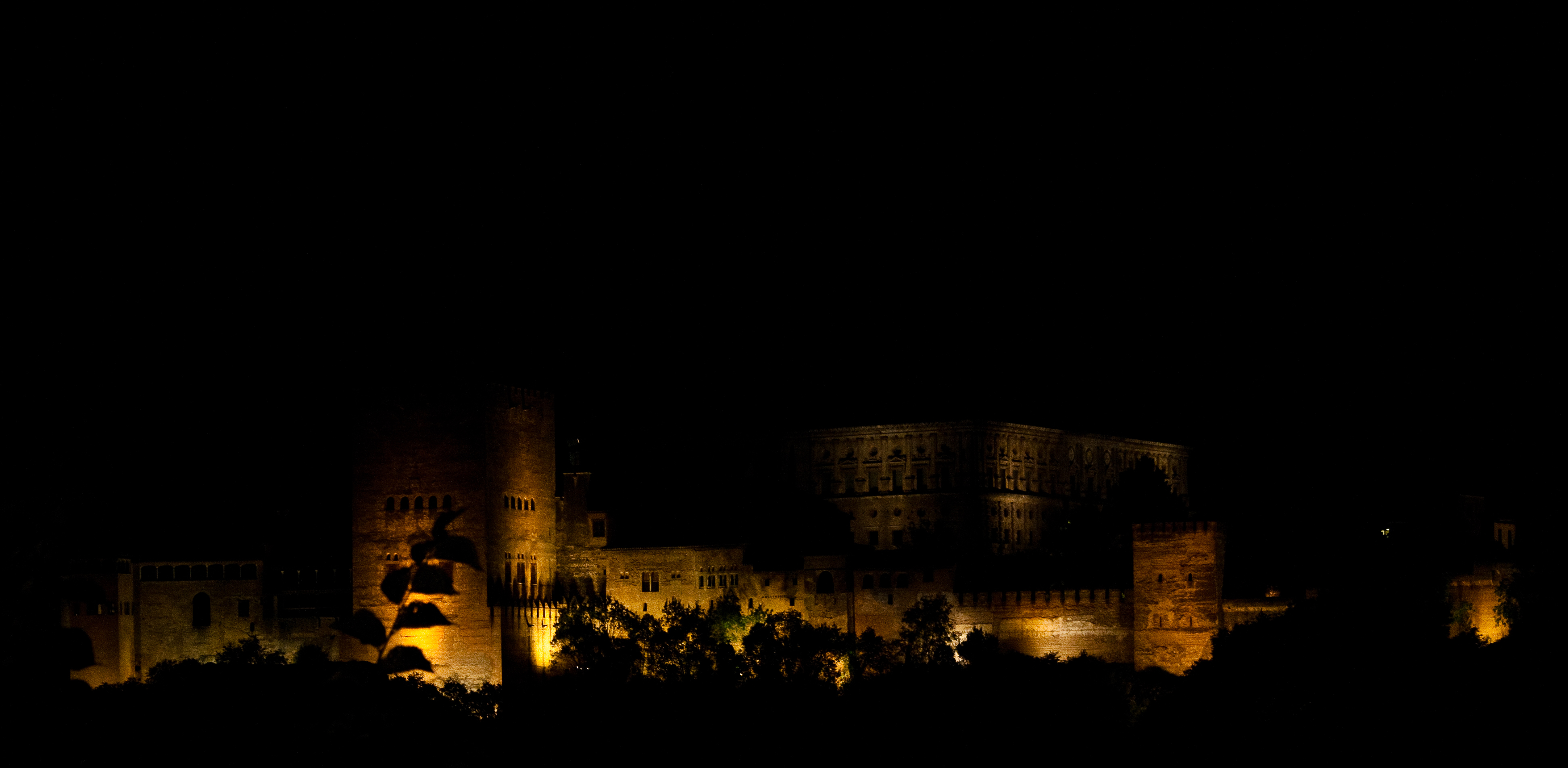 La Alhambra, vista desde el Albaycín, en la foto de portada de El libro de las distancias.