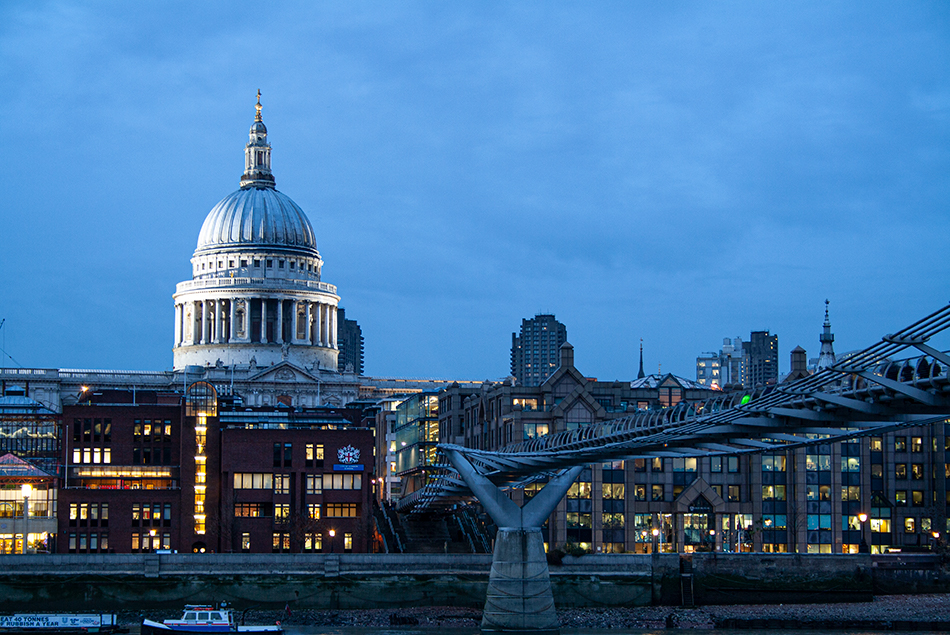 El Millenium Bridge sobre el Támesis con la cúpula de la catedral de Saint Paul al fondo. Diciembre de 2011.